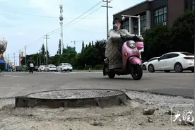 淮南一小区门口施工修路，窨井盖凸出路面成安全隐患图片