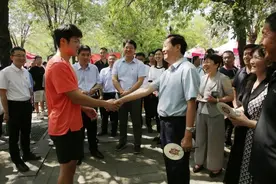 邵佳一来济南上大学了，来自中医世家的他一年级就开始认草药图片