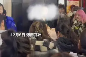 夫妻俩街头吵架，被一群大学生围住劝和好，集体开闪光灯合唱《后来》烘托气氛图片