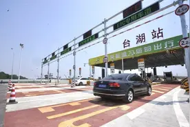 京哈高速新建台湖收费站出京方向出口通车图片