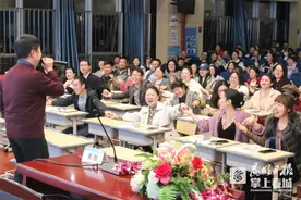 高级讲师和300余名家长“互动游戏”上心理课图片