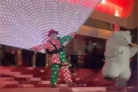 聚焦中国吴桥国际杂技艺术节｜小朋友扭扭扭！滑稽演出现场气氛嗨到爆图片