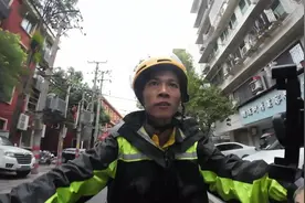 武汉残疾外卖小哥陈运河：自强不息引关注，多方助力展温情图片