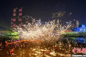 锦绣中国年丨除夕夜重庆“两江四岸”上演璀璨灯光秀图片