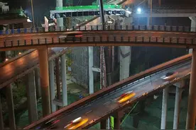 江南立交改造二期匝道钢箱梁启动吊装图片