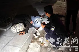 七旬老人路边晕倒 保康警民及时救助图片