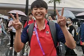 杭州亚运即将开幕，外国运动员组团漫步西湖边获市民欢迎图片