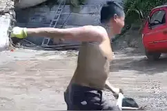 水泥罐车滚落瞬间，父亲提起5岁儿子惊险逃生，"作为父亲的本能反应"图片