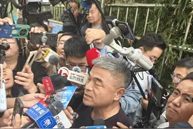 第一现场｜二审维持原判！郭刚堂称会继续寻找人贩子更多犯罪证据，现场呼吁媒体镜头多给其他寻亲者图片