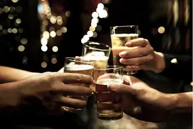 饮酒莫贪杯 小心酒精性肝病图片
