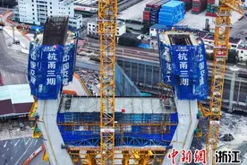 世界最大跨径三塔不对称斜拉桥进入上塔柱施工阶段图片