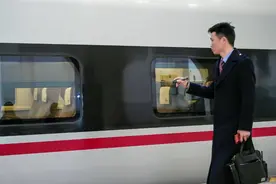 荆门至荆州高铁开通运营，动车组机械师：提前 3 个小时起床，确保动车组零故障上线图片