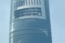 上海中心大厦顶层外墙结冰，气象局称水汽遇冷凝结所致，天气回暖自然融化，物业：未有人员受伤图片