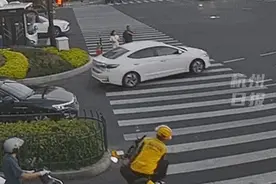 ​事发突然！杭州闹市区，小伙眼眶通红不愿起身！男人一声大吼，让他瞬间破防……图片