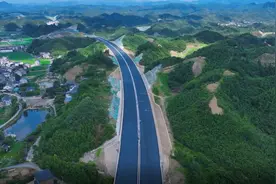 十多米的“大家伙”上阵，助力临安329国道沥青路面施工图片