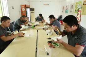 石狮：“移动厨房”让快递小哥暖心又暖胃图片