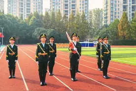 为了校园一抹橄榄绿，孩子们以军人标准要求自己图片