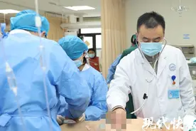 咳嗽多日自行服药成“白肺”，男子呼吸衰竭进了ICU图片