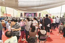 村里车水马龙 戏场人山人海图片