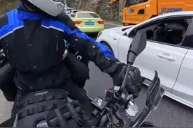 男子骑行时主动为救护车开路：曾是交警，希望能为病人争取时间图片