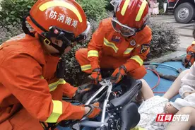 自行车卡住小女孩 浏阳消防紧急救援图片