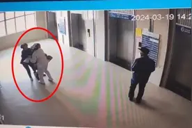 老人突发眩晕险摔倒 医务人员紧急施救图片