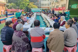 重阳百家宴 浓浓敬老情图片