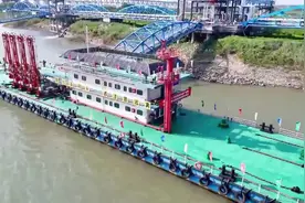长江中上游最大公共石化码头开港运营图片