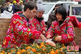 （新春走基层）美国女婿“马大哈”的中国年：带着母亲感受地道“年味”图片