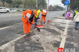 雨、雪、霰南京上空“舞翩跹”，保洁工人凌晨走上街头扫雪除冰图片