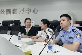 上海世博文化公园南区暴雨中开园，最早游客7点半到达双子山图片