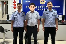 她在马路边捡到1万元 交到寻甸警察手里图片