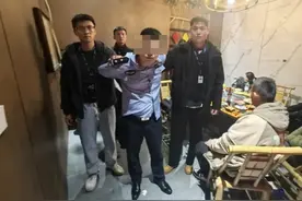 男子冒充警察招摇撞骗还与多名女性谈恋爱，已被采取刑事强制措施图片
