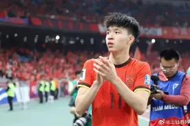 18岁王钰栋收获中超首球！因伤被抬出场外：对方不是恶意犯规图片