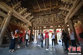 山西运城：海外华文媒体采风团探访万荣县东岳庙建筑群图片