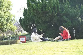 随意踩踏花草不文明图片