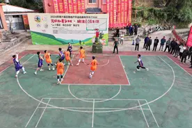“请各位观众小心！奖品冲过来啦！”图片