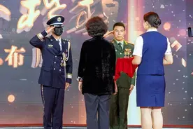 领奖不能露脸？！上台前3分钟，他还忙着……图片