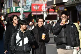 宁波“鼓楼沿”历史文化街区  年轻人迎新春享美味图片
