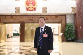 胡成中代表：提升应届生职场竞争力 助推大学生就业图片