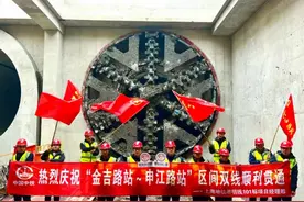22号线（崇明线）金吉路站至申江路站区间双线贯通图片