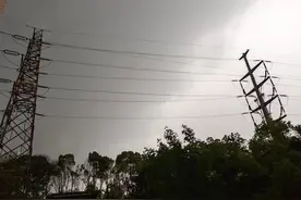 太魔幻！长沙昨天热得开冷空调，今天狂风暴雨，网友：上午十点天黑了图片