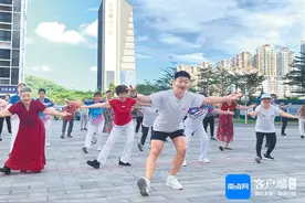 文化周刊｜三亚“80后”小伙教老年人跳舞 每节课都“爆满”图片