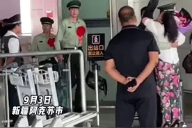 警察哥哥迎接弟弟退伍归来，见面互相敬礼拥抱，是兄弟亦是战友~图片