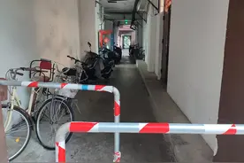 疏散通道设卡，居民质疑“车没挡住，路反而堵了”图片