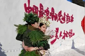长白天下雪 千里觅奇缘——“松间恋语 情定此松”盟誓活动举办 99对恋人开启浪漫粉雪奇缘之旅图片