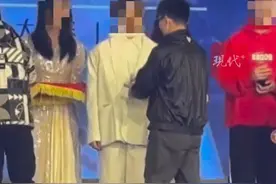 浙江一高校十佳歌手大赛现场亚军怒摔奖杯！校方回应图片