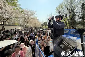 南京鸡鸣寺执勤小哥哥是他，30℃下和警花轮流帮游客拍大片图片