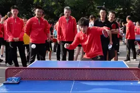 国乒队员与市民切磋：“确实不好打！”图片