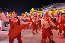 冰天雪地邂逅火辣热情，安塞腰鼓劲舞雪乡图片